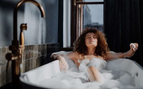 woman in bathtub with water 4155478 1